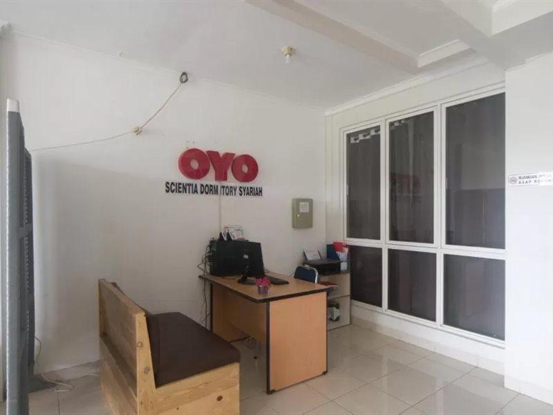 Oyo 3049 Scientia Dormitory Syariah Tangerang Bagian luar foto