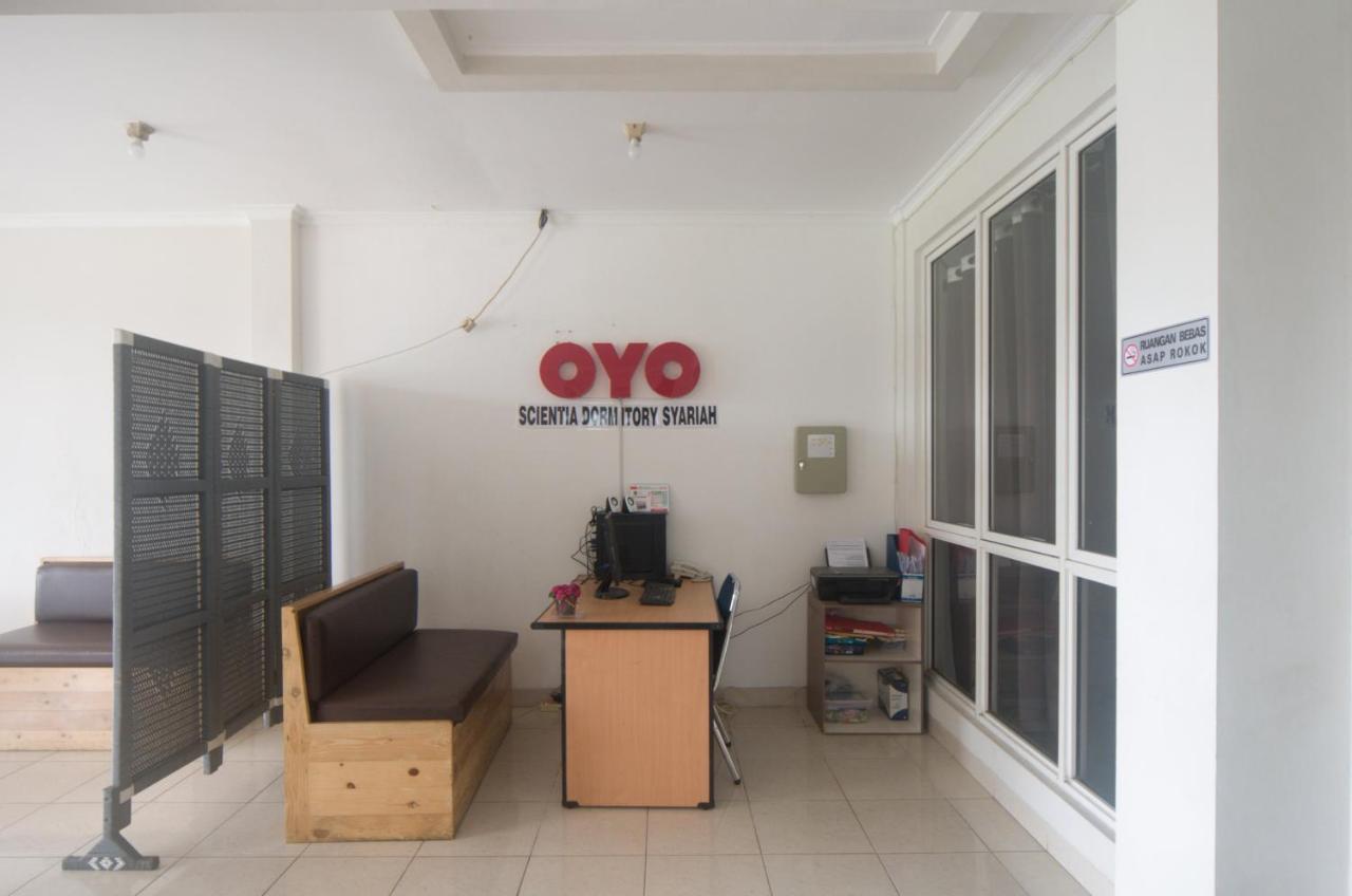 Oyo 3049 Scientia Dormitory Syariah Tangerang Bagian luar foto