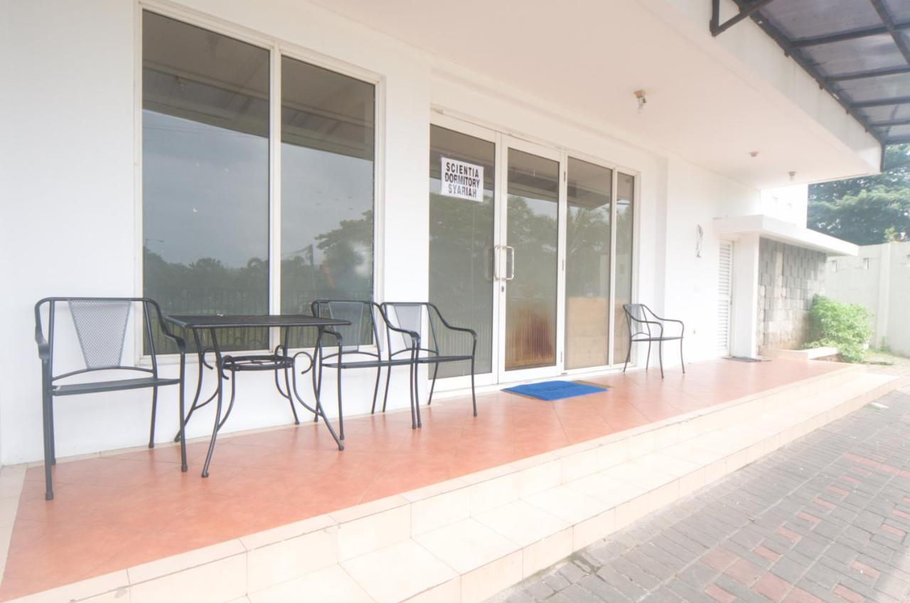 Oyo 3049 Scientia Dormitory Syariah Tangerang Bagian luar foto