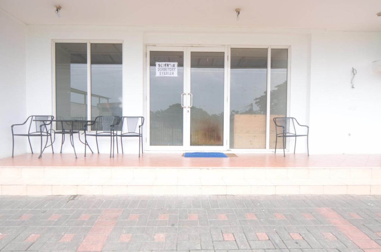 Oyo 3049 Scientia Dormitory Syariah Tangerang Bagian luar foto